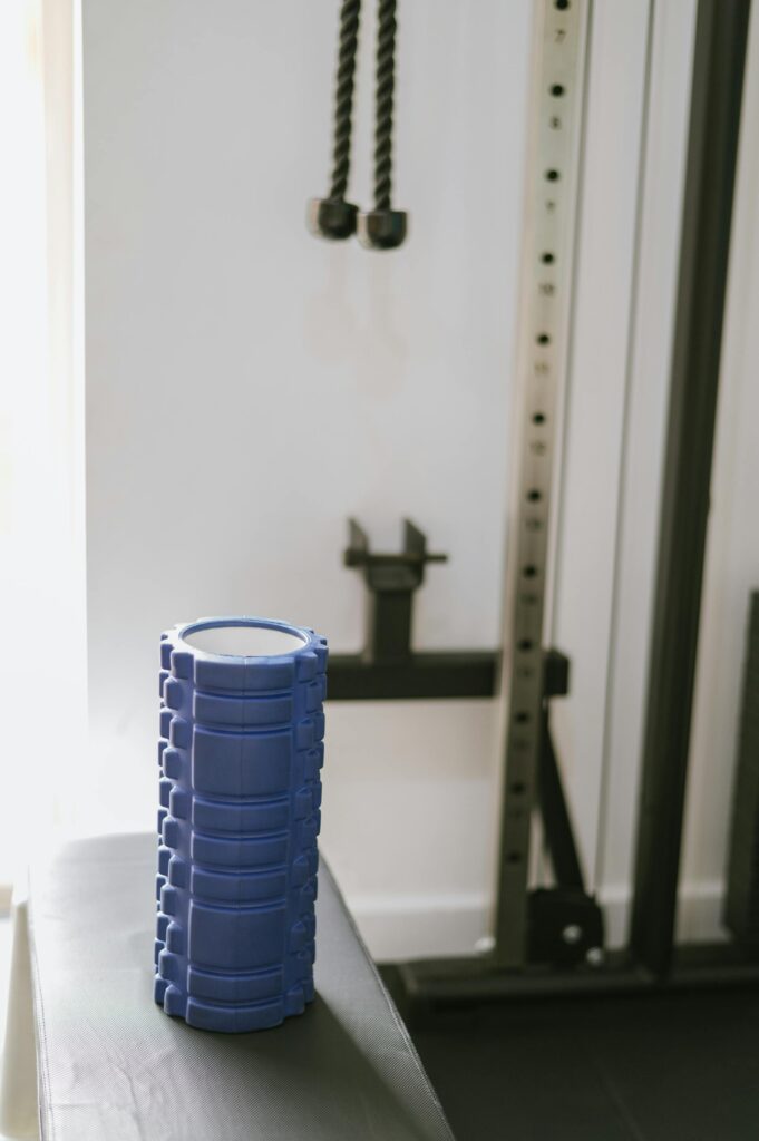 운동기구 옆에 놓여있는 폼롤러 사진